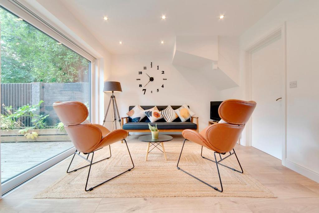 Pass the Keys 49 Byron Square Modern and Spacious 3 Bed Home with Free Parking 4