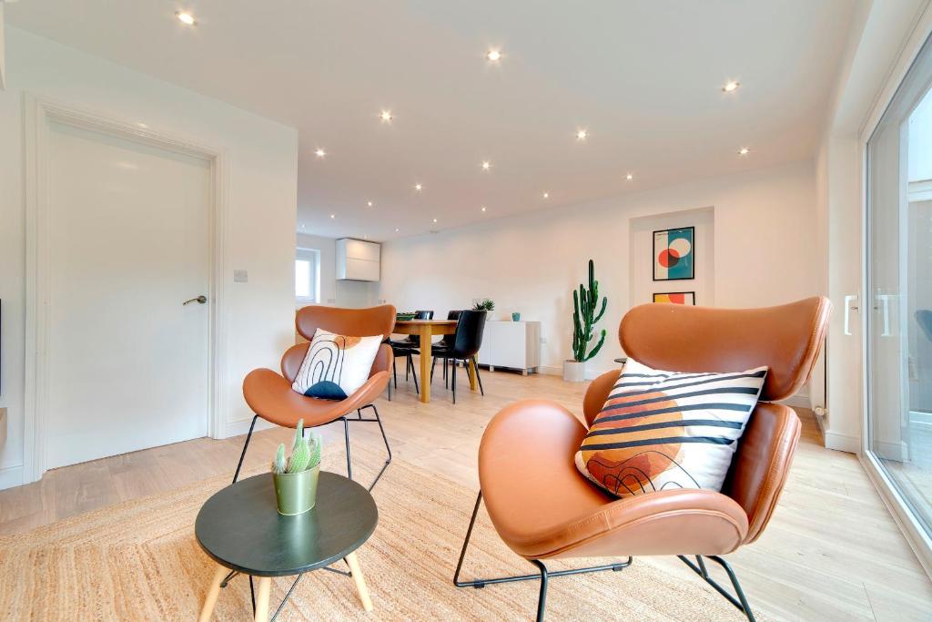 Pass the Keys 49 Byron Square Modern and Spacious 3 Bed Home with Free Parking 8