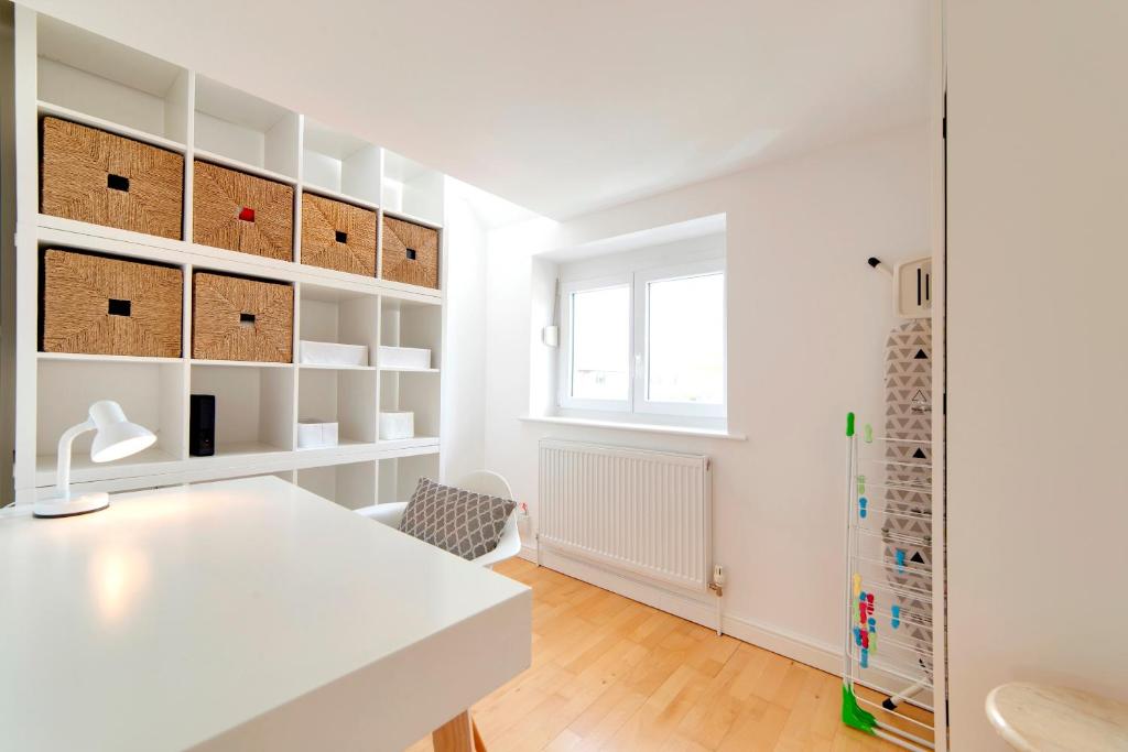 Pass the Keys 49 Byron Square Modern and Spacious 3 Bed Home with Free Parking 3