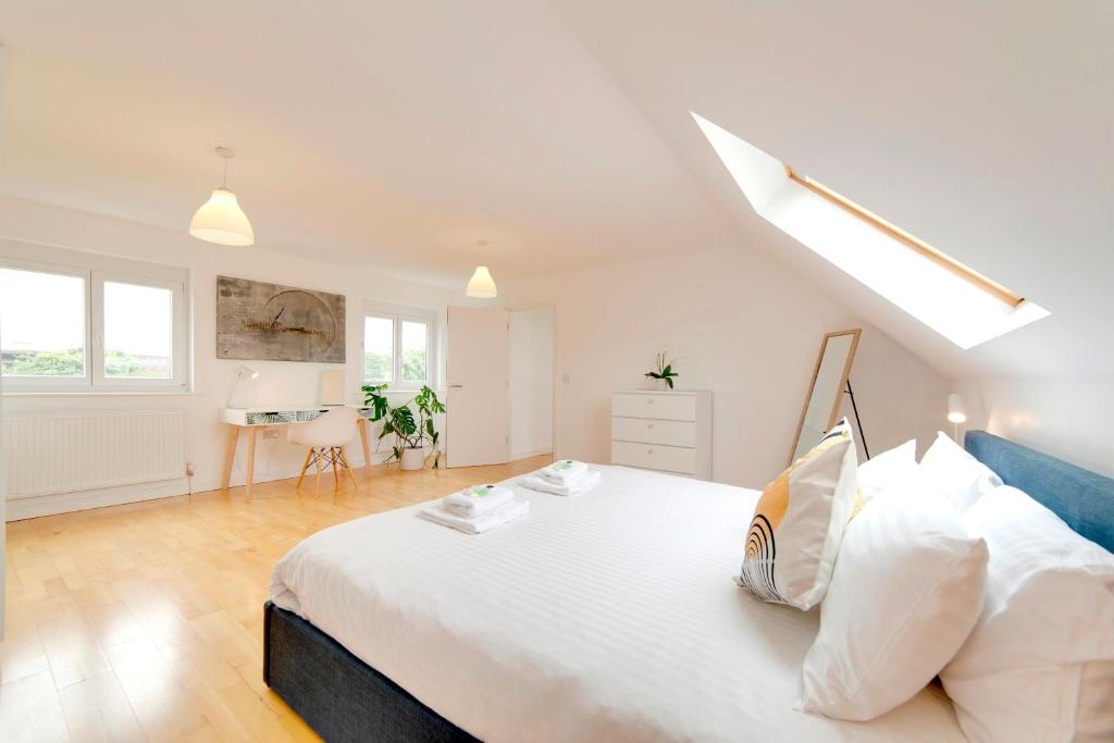 Pass the Keys 49 Byron Square Modern and Spacious 3 Bed Home with Free Parking 2