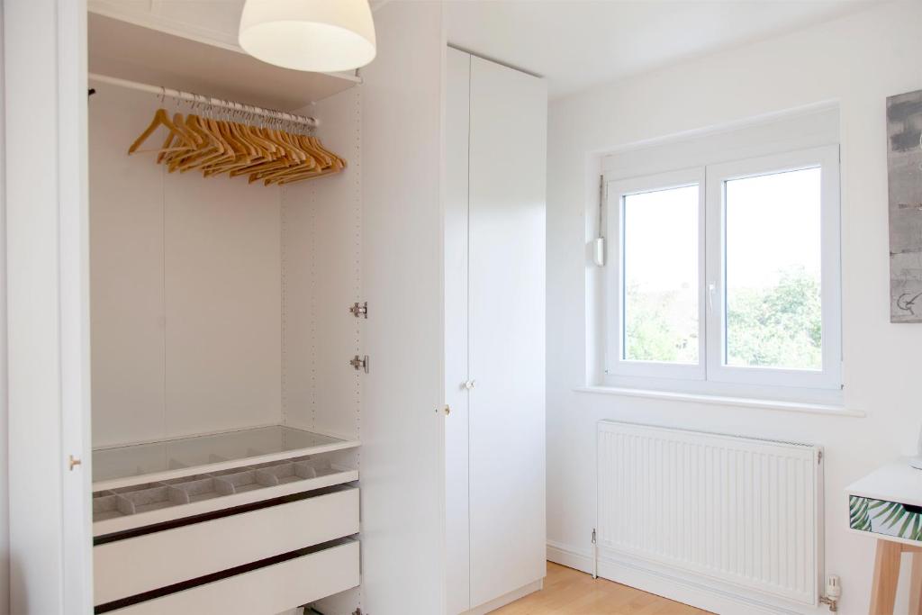 Pass the Keys 49 Byron Square Modern and Spacious 3 Bed Home with Free Parking 7