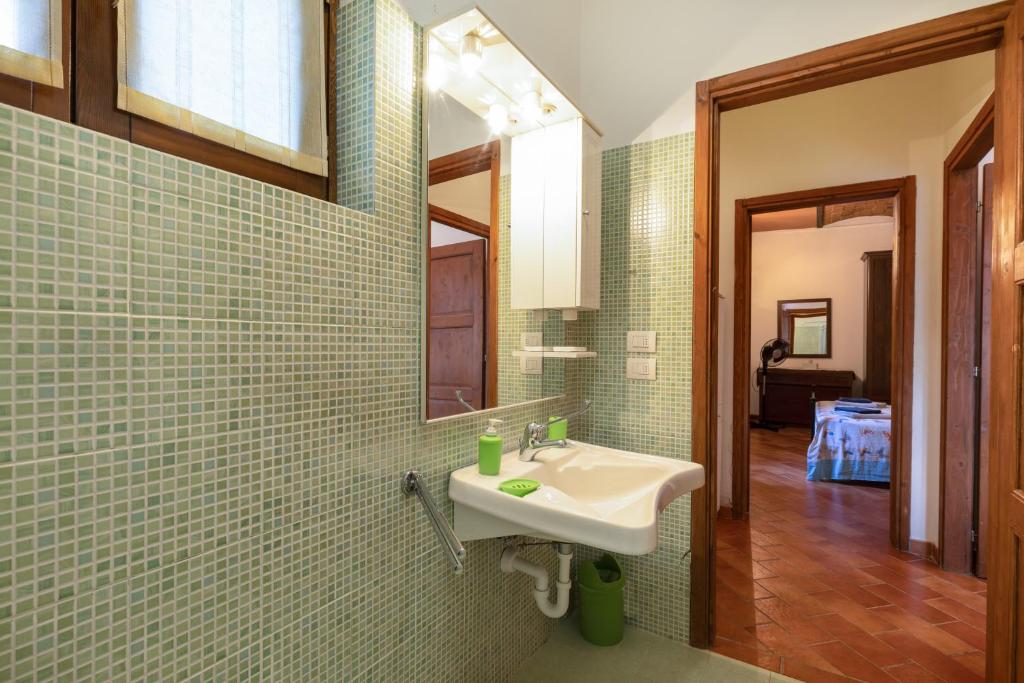une salle de bain avec un lavabo et un miroir dans l'établissement Martignana, à Empoli 36 autres photos