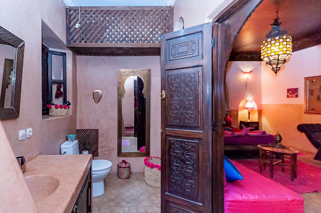 une salle de bains avec un lit et une chambre avec dans l'établissement Riad Dar Nadwa, à Marrakech 37 autres photos
