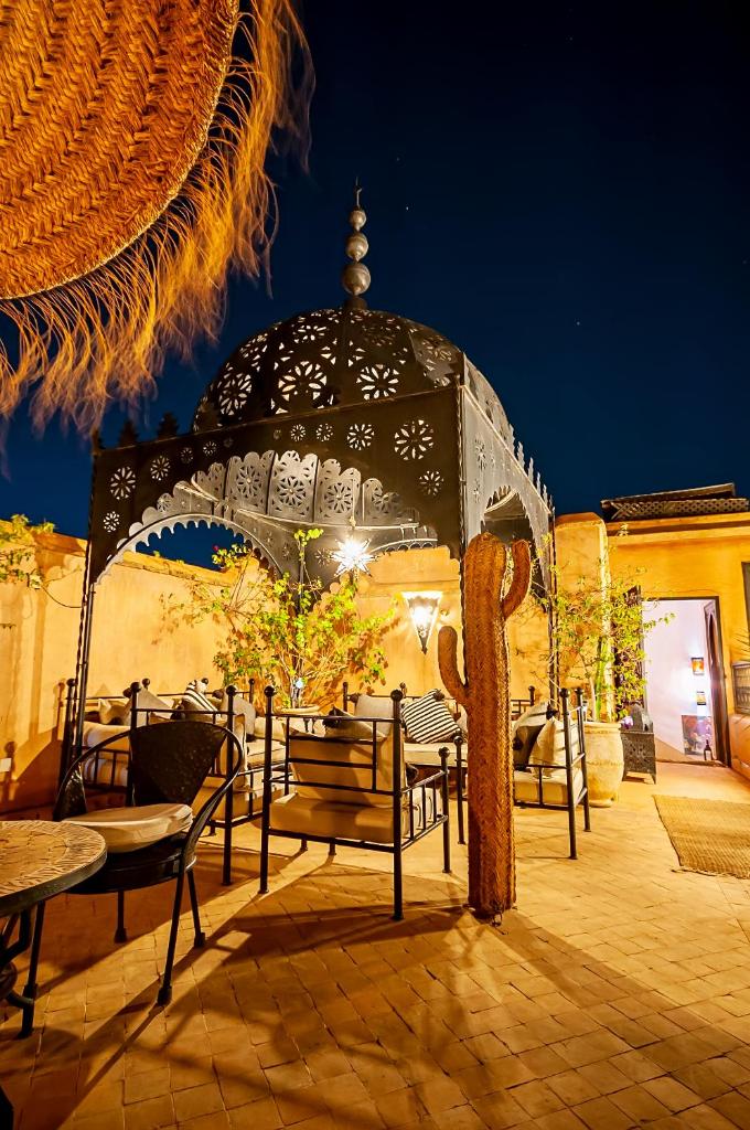 - un kiosque avec des chaises et des tables sur la terrasse dans l'établissement Riad Dar Nadwa, à Marrakech