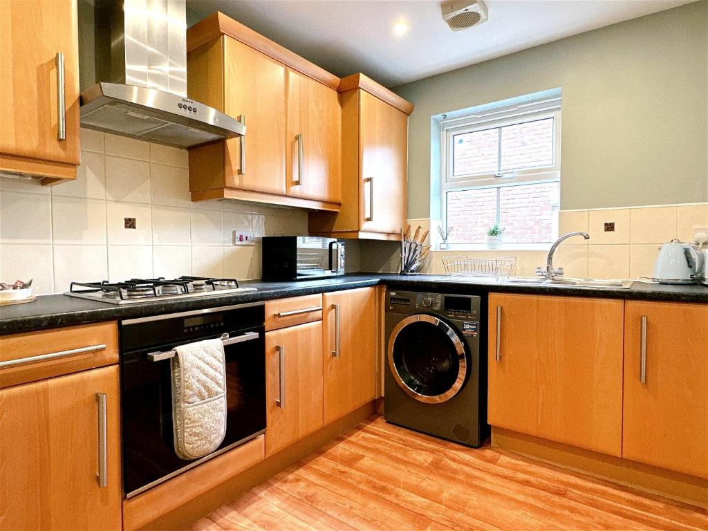 Stylish Village Townhouse w/ Parking – Near Leeds & York 4