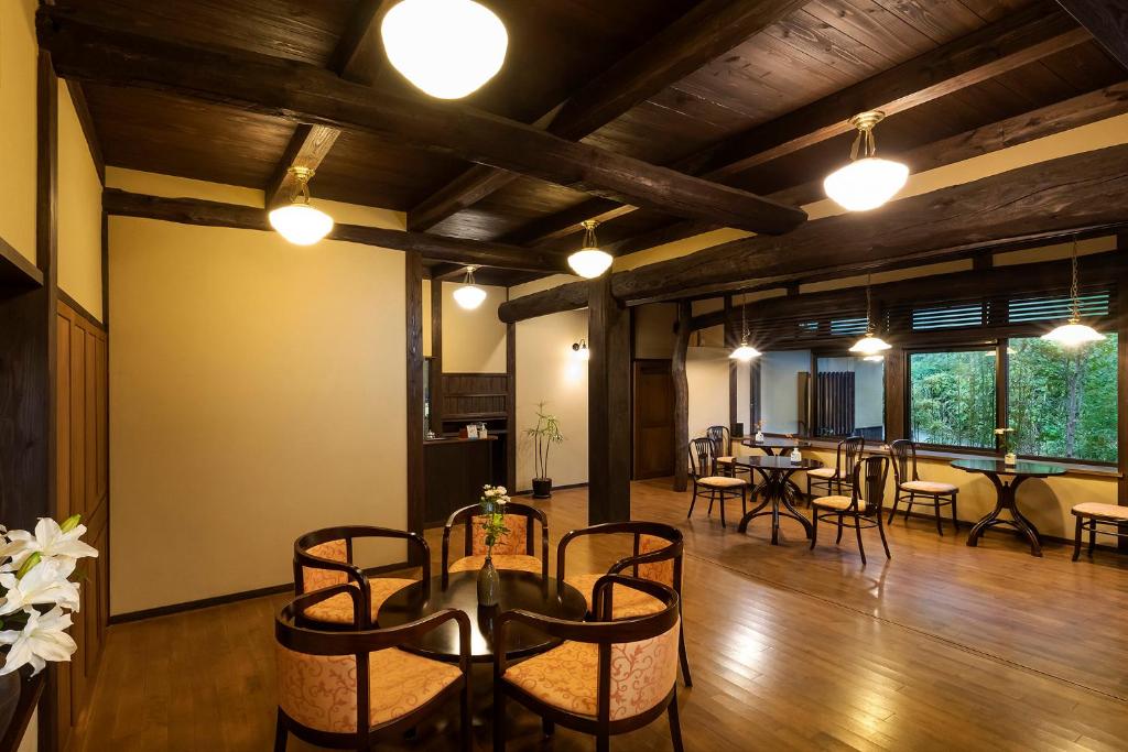 une salle à manger avec une table et des chaises dans l'établissement Yufuin Yufusaryo, à Yufu