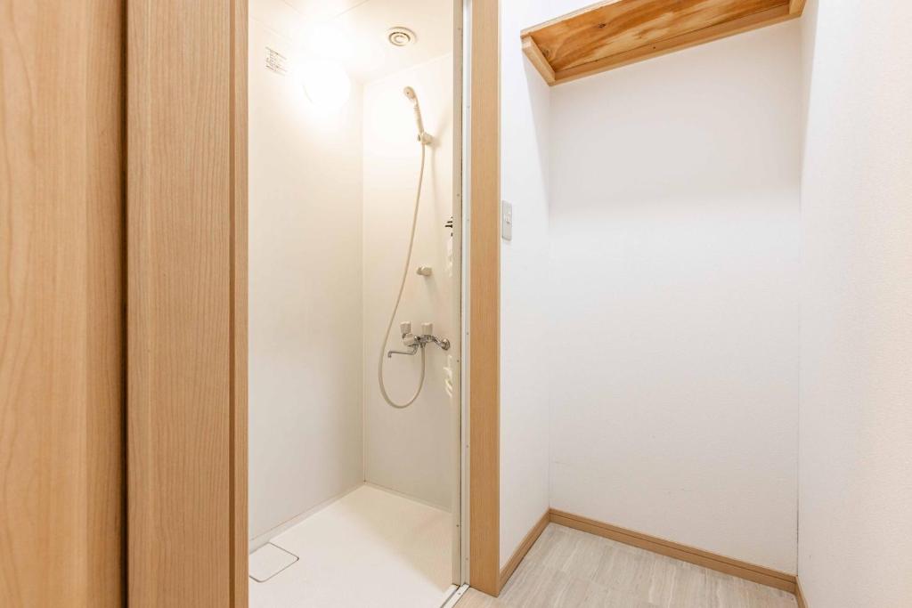 La salle de bains privative est pourvue d'une douche. dans l'établissement add-Hostel Uji Cha-gan-ju-tei, à Uji
