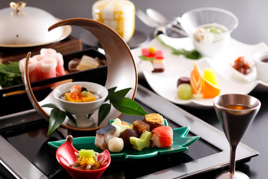 un plateau avec une assiette de nourriture sur une table dans l'établissement Sun Urashima Yuki no Sato, à Toba