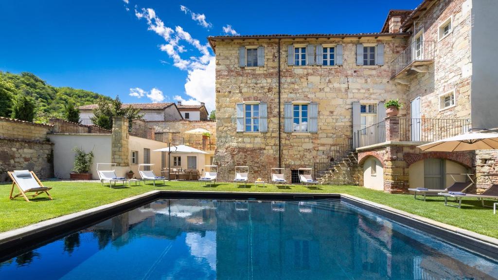 une grande piscine devant un immeuble dans l'établissement PALAZZO POZZO BONELLI 14, Emma Villas, à Ottiglio