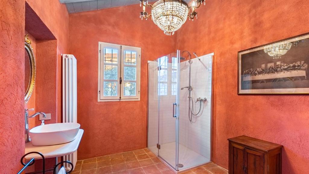 une salle de bain avec un lavabo et une douche dans l'établissement PALAZZO POZZO BONELLI 14, Emma Villas, à Ottiglio