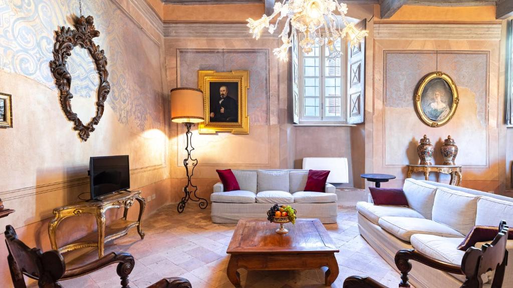 un salon avec un canapé et une table dans l'établissement PALAZZO POZZO BONELLI 14, Emma Villas, à Ottiglio