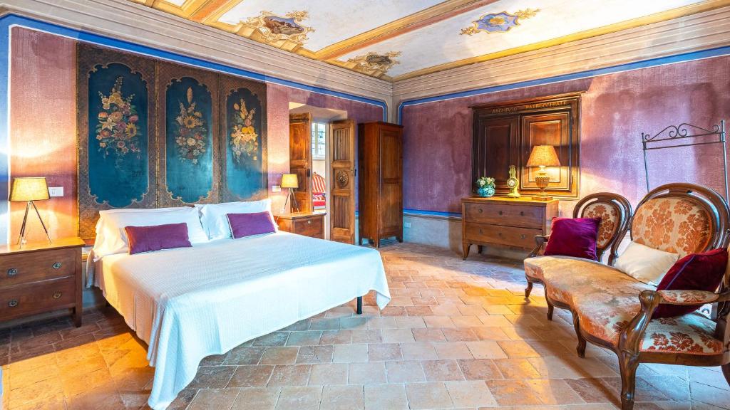 - une chambre avec un lit et deux chaises dans l'établissement PALAZZO POZZO BONELLI 14, Emma Villas, à Ottiglio 37 autres photos