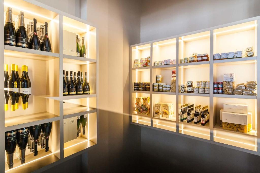 une cave à vin avec des étagères de bouteilles de vin dans l'établissement Villa Tempesta, à Nago-Torbole 134 autres photos