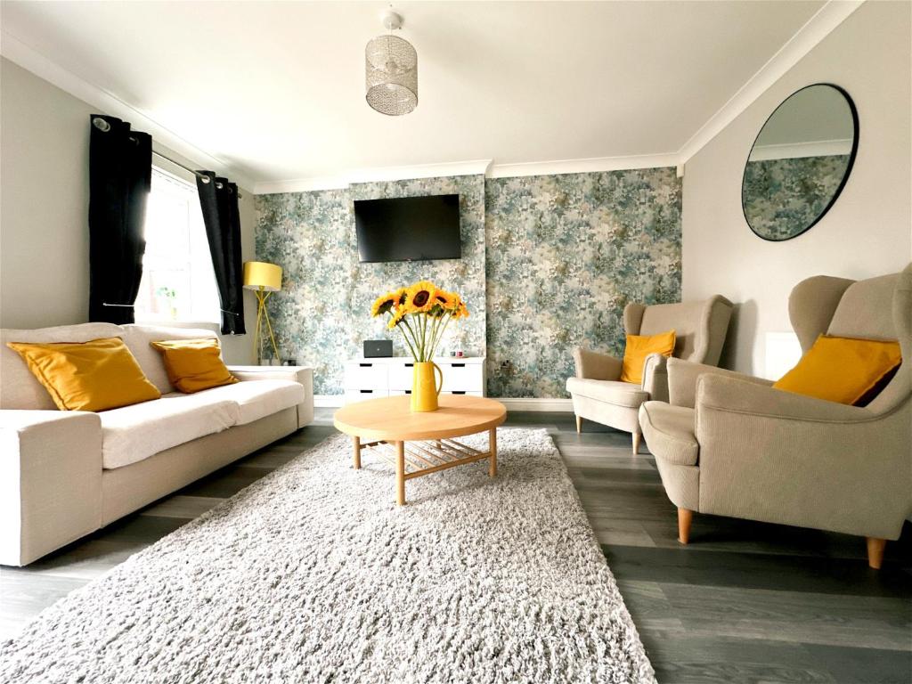 Stylish Village Townhouse w/ Parking – Near Leeds & York 5