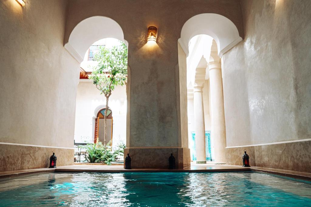 - une piscine dans un bâtiment avec piscine dans l'établissement Riad Dar Zaouia, à Marrakech