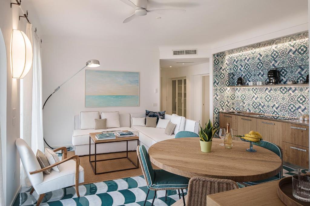 un salon avec une table et un canapé dans l'établissement Costa Del Capitano Seaside Villas, à Ischia
