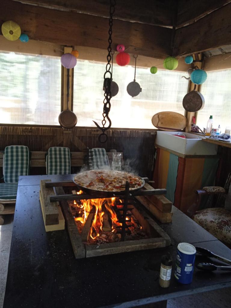 - une cuisine pizza au feu dans un restaurant dans l'établissement Chalet Hibou 1 couchage en 140 Domaine de la Mamounette, à Champclause 17 autres photos