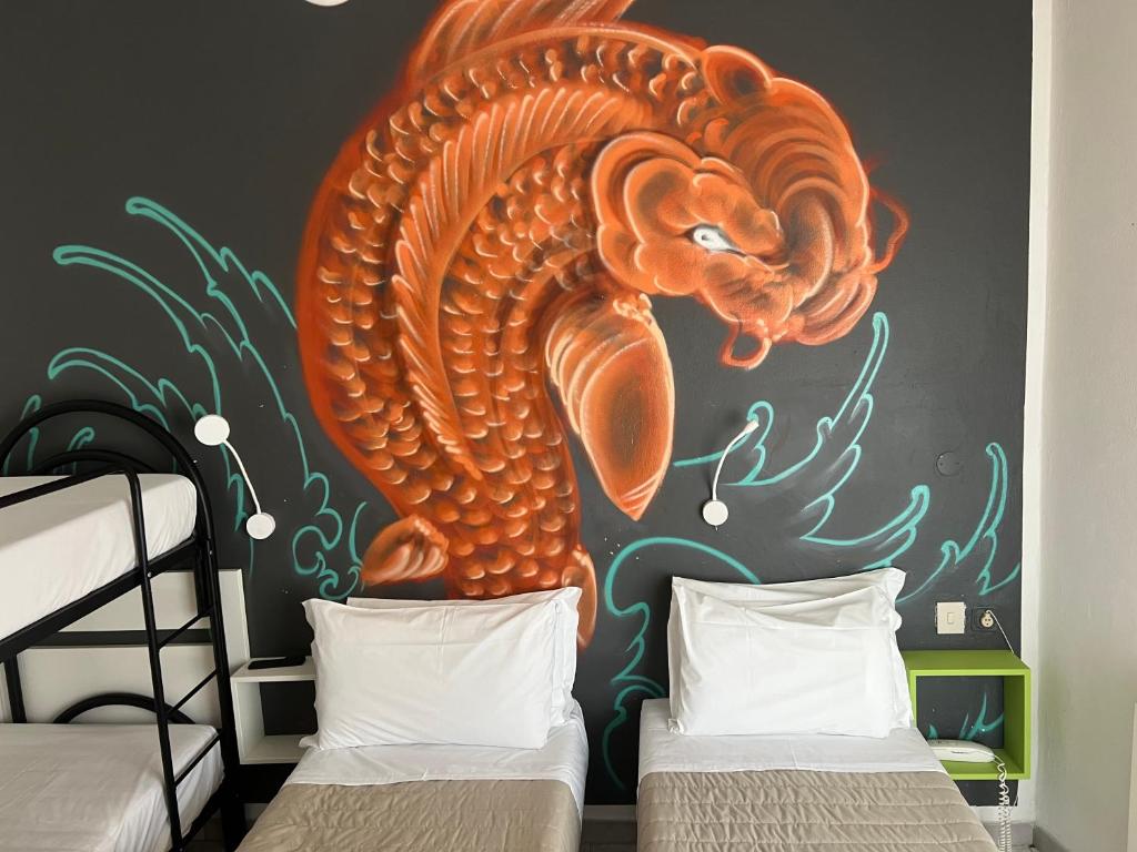 une fresque d'un hippocampe sur un mur dans une chambre dans l'établissement X Hotel, à Punta Marina