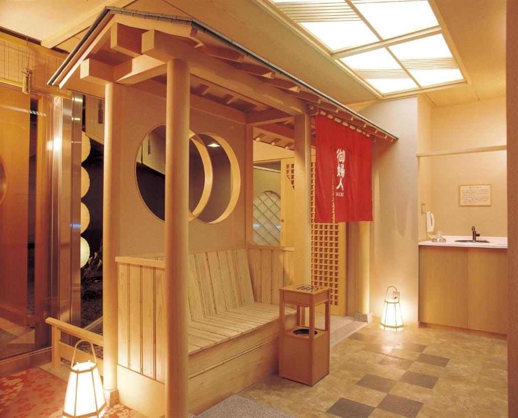 une chambre avec sauna au milieu d'un bâtiment dans l'établissement Maruei, à Fujikawaguchiko