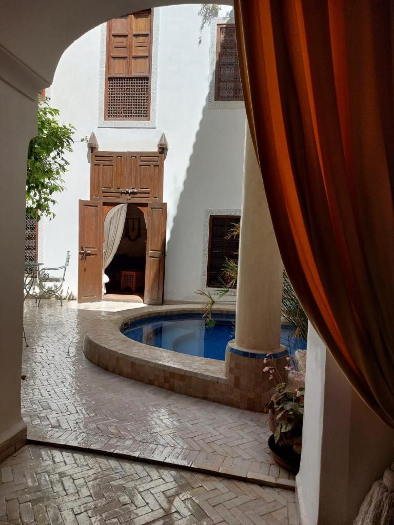 une cour avec une piscine dans une maison dans l'établissement Riad Marélia, à Marrakech 37 autres photos