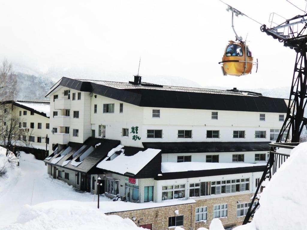 un bâtiment avec une remontée mécanique dans la neige dans l'établissement Hotel Iwasuge, à Yamanouchi