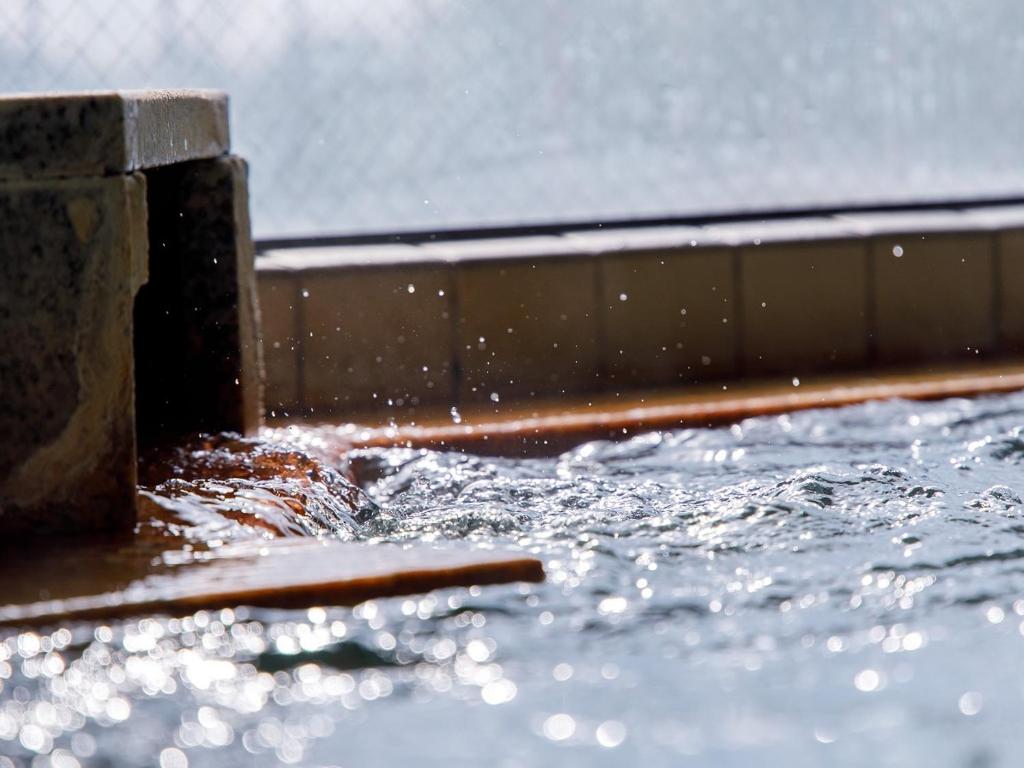 une projection d'eau au-dessus d'une table dans l'établissement Hotel Iwasuge, à Yamanouchi 37 autres photos