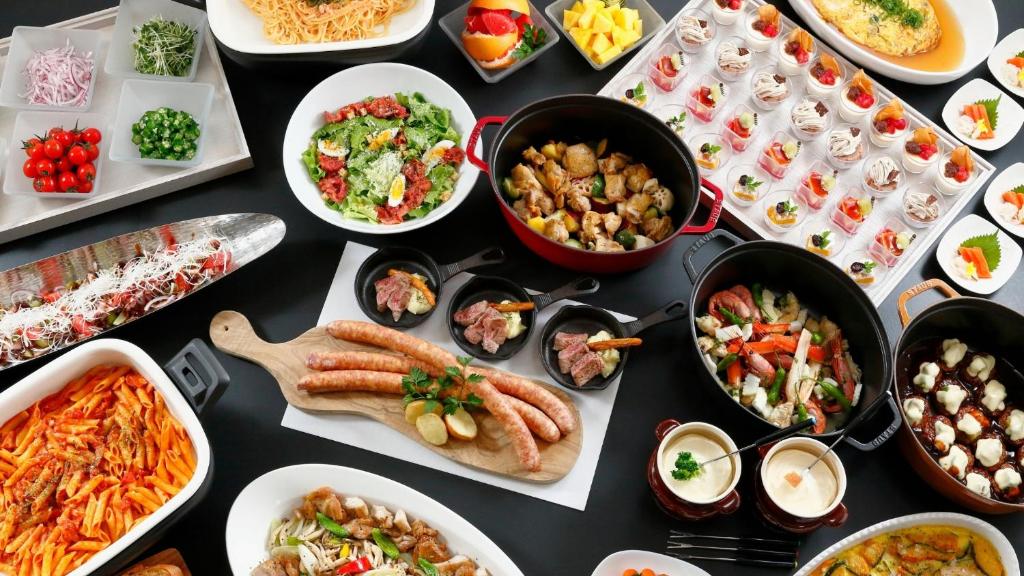 une table avec de nombreux plats différents dans l'établissement Sounkyo Kankou Hotel, à Kamikawa