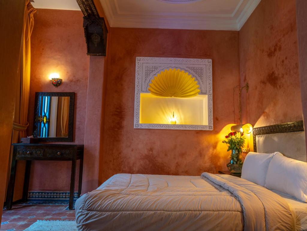 une chambre avec un lit et un miroir au mur dans l'établissement Riad 58 Blu, à Marrakech 37 autres photos