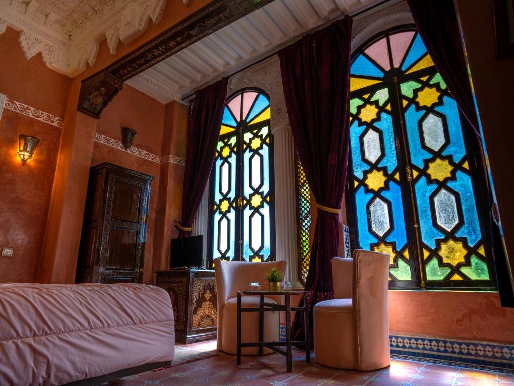- une chambre avec des vitraux et un lit dans l'établissement Riad 58 Blu, à Marrakech