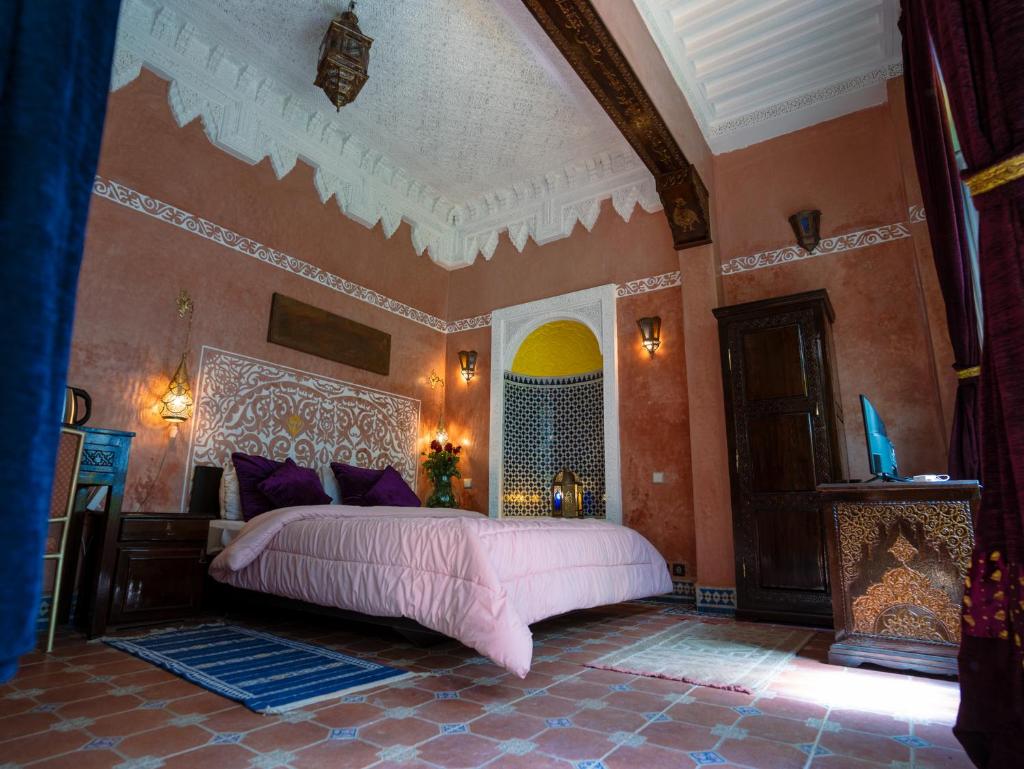 - une chambre avec un grand lit rose dans l'établissement Riad 58 Blu, à Marrakech