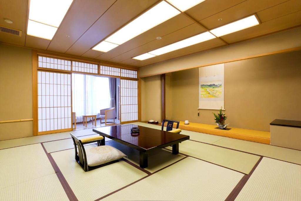 une salle de réunion avec une table et des chaises dans un bâtiment dans l'établissement Kinzan, à Kobe 37 autres photos