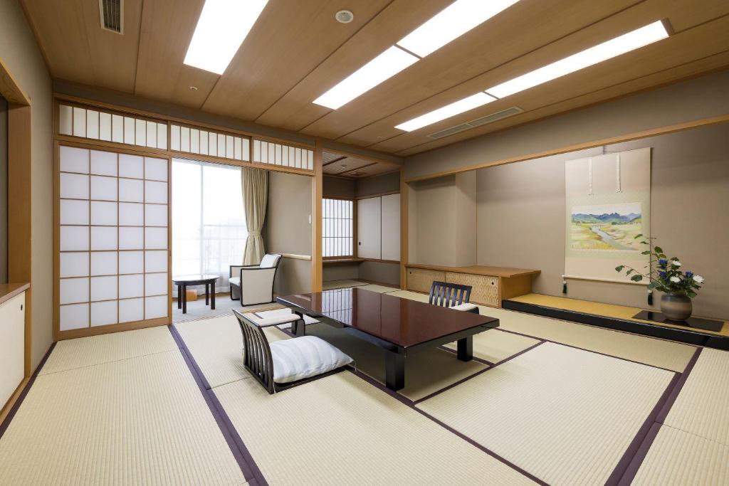 un bureau japonais avec une table et des chaises dans l'établissement Kinzan, à Kobe