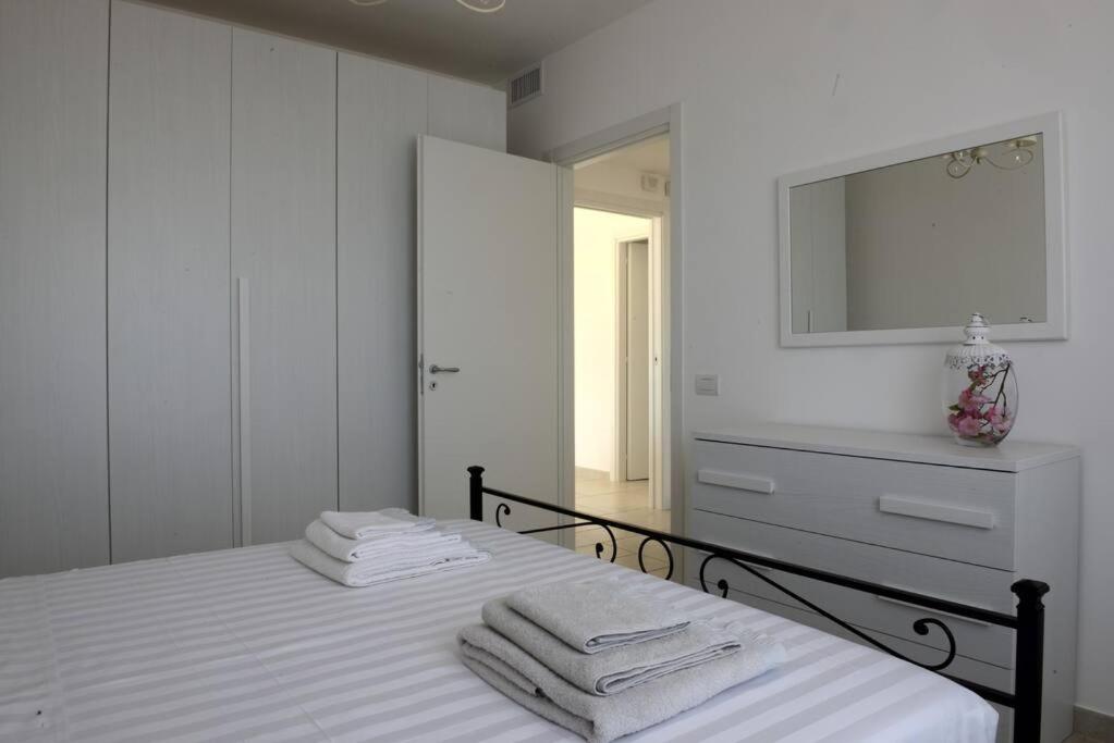 une chambre avec un lit avec une commode et un miroir dans l'établissement Villa Greta, à Polignano a Mare 20 autres photos
