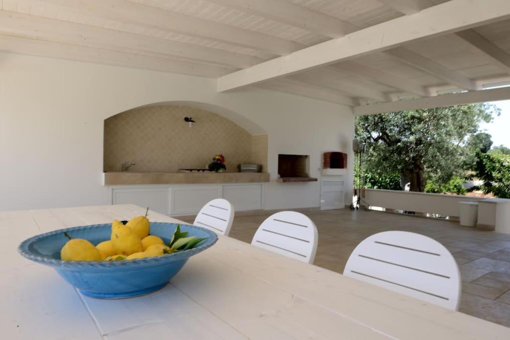 - une corbeille de fruits assise sur une table dans la cuisine dans l'établissement Villa Greta, à Polignano a Mare