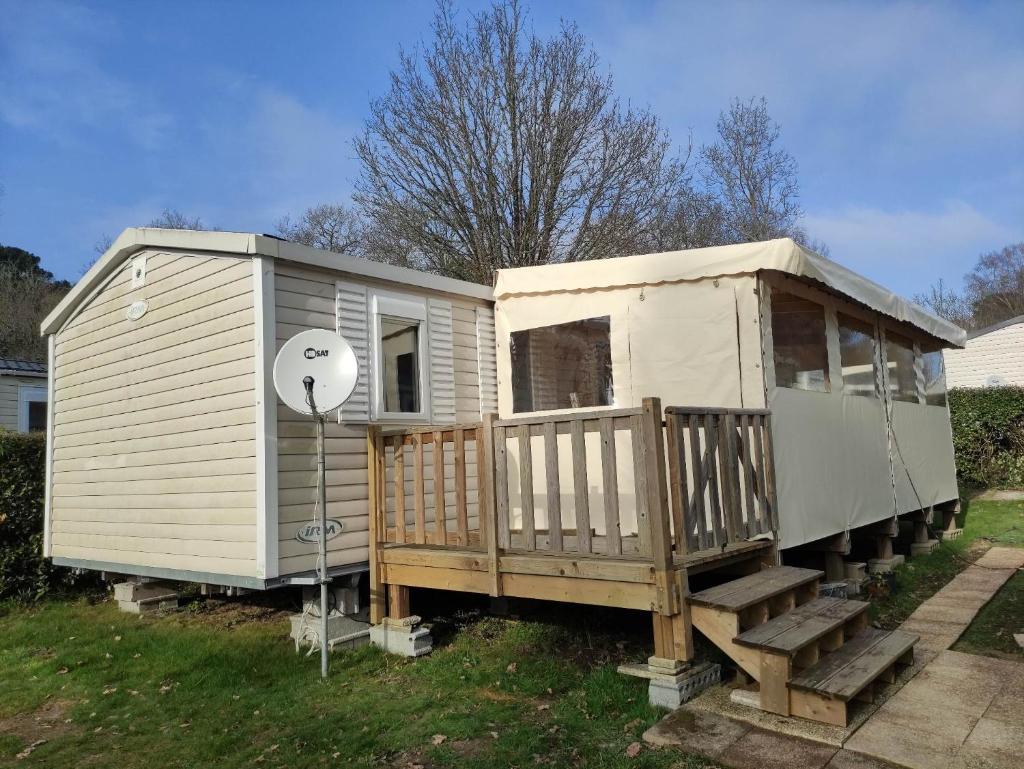 Cette petite maison dispose d'une terrasse couverte et d'une télévision par satellite. dans l'établissement Mobil-home 6/8 personnes au Domaine de Kerlann, Pont-Aven, à Pont-Aven
