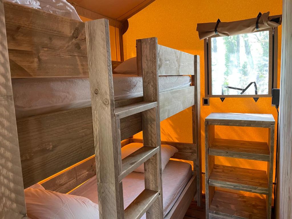 Cette petite chambre dispose de 2 lits superposés et d'une fenêtre. dans l'établissement Lodges & Nature - 49, à Avignon