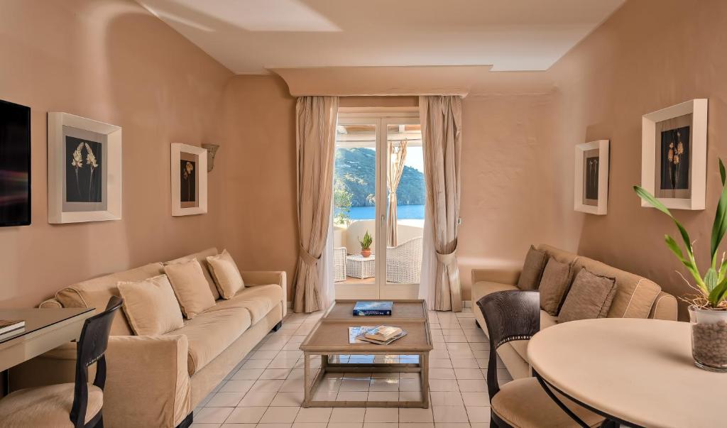 un salon avec un canapé et une table dans l'établissement Therasia Resort Sea and SPA - The Leading Hotels of the World, à Vulcano