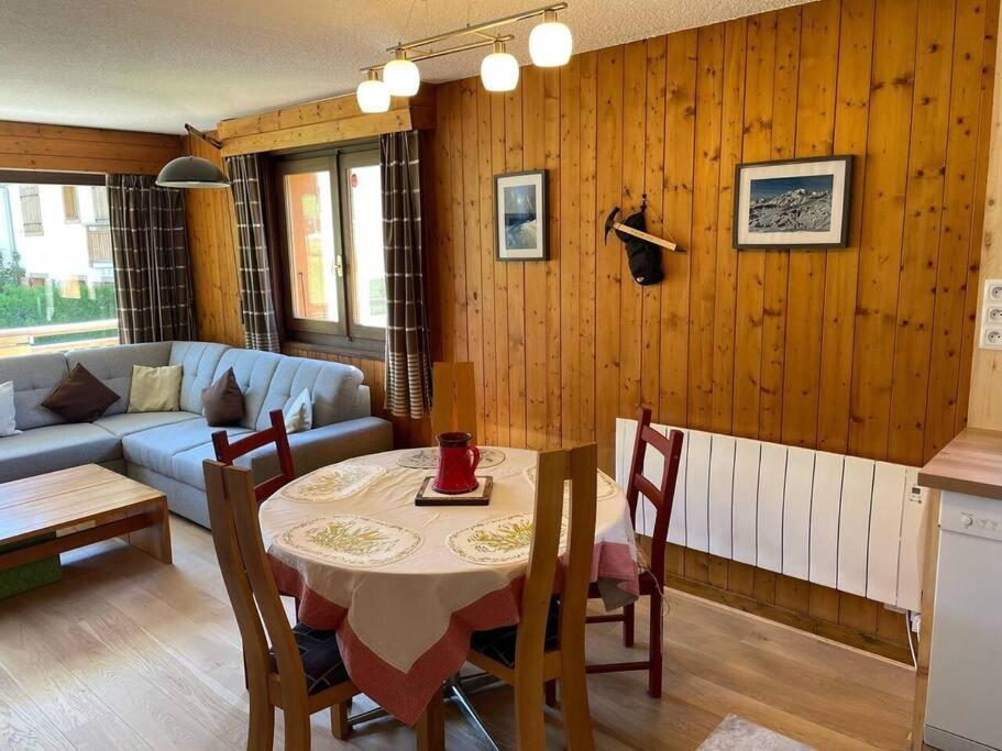 un salon avec une table et un canapé dans l'établissement Charming Bright Spacious Village Walk to lift Hike, à Praz-sur-Arly