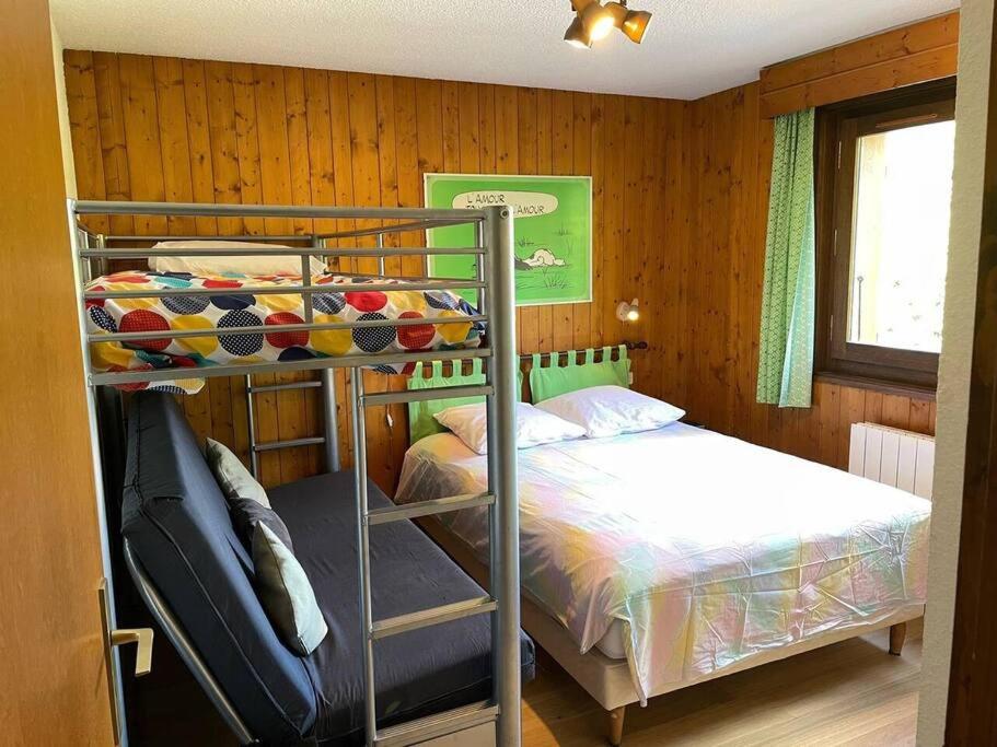 - une chambre avec deux lits superposés et un lit dans l'établissement Charming Bright Spacious Village Walk to lift Hike, à Praz-sur-Arly