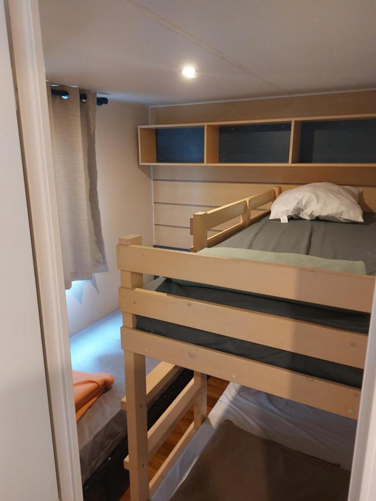 - une chambre avec des lits superposés dans un bateau dans l'établissement La pépite Rose d'Europapark, à Boofzheim