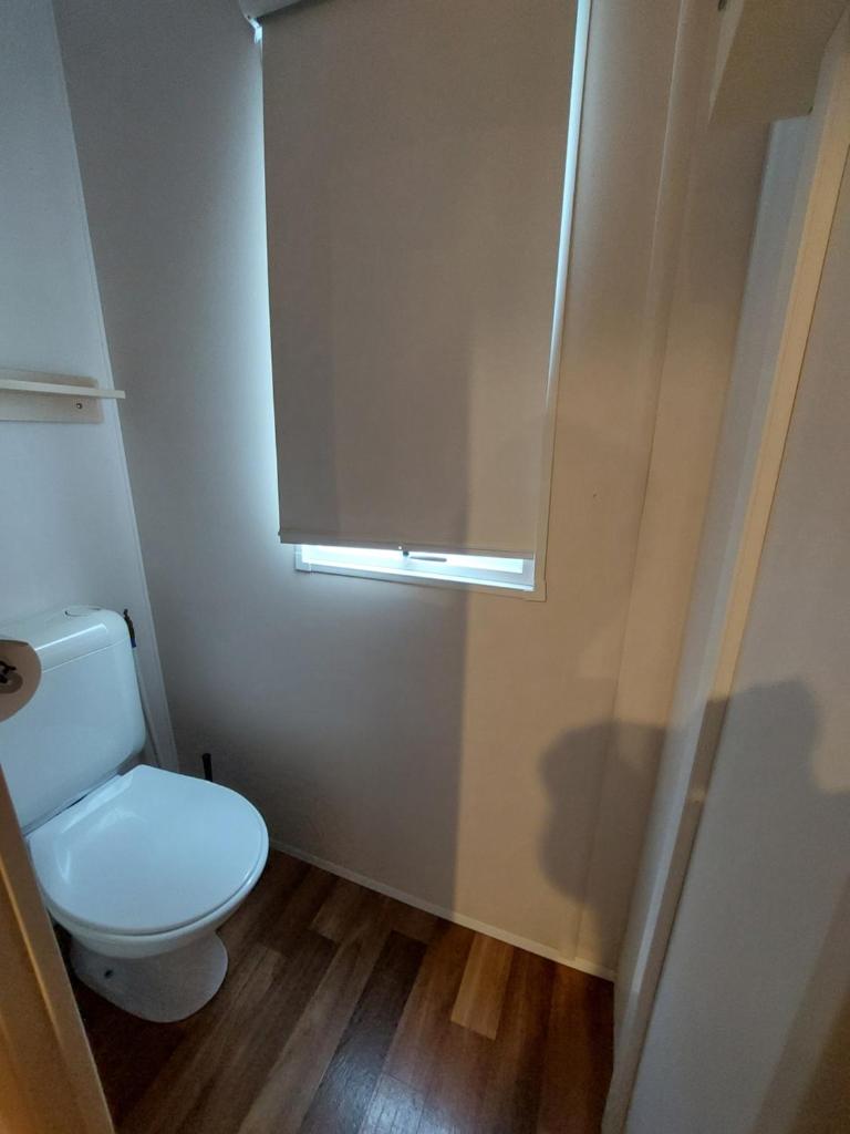 Elle comprend une petite salle de bains pourvue de toilettes et d'une fenêtre. dans l'établissement La pépite Rose d'Europapark, à Boofzheim 5 autres photos