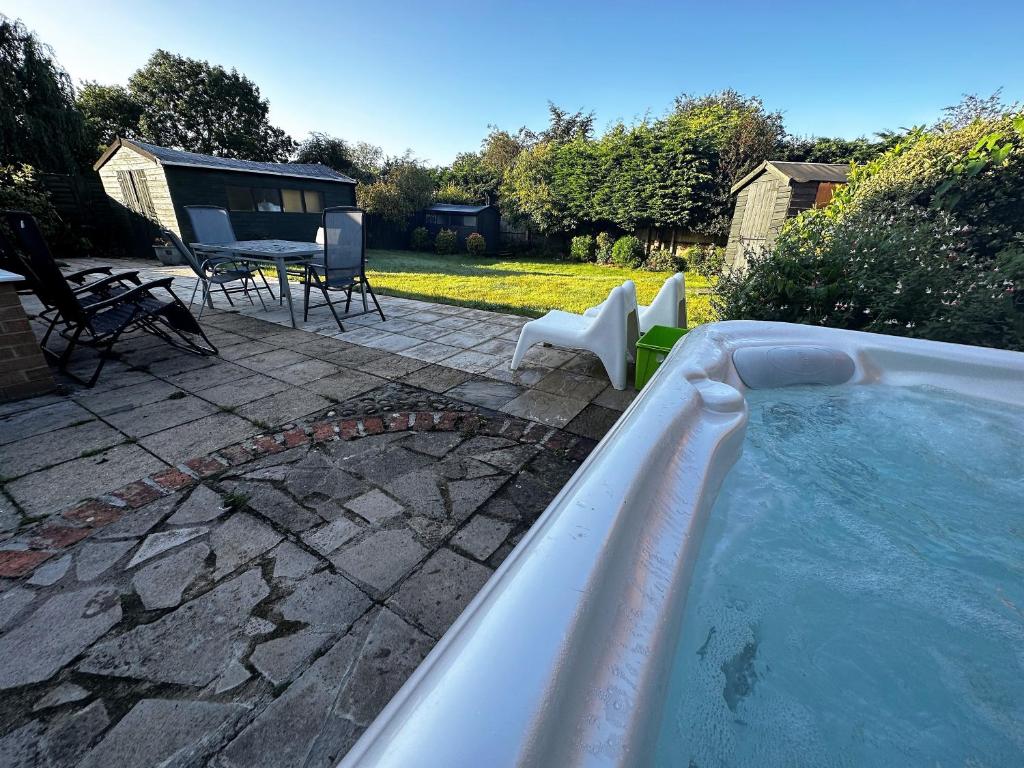 Kennedy Villa - 5 Bedroom House with Hot Tub, WiFi, Free parkings, Close to Bicester Village 4
