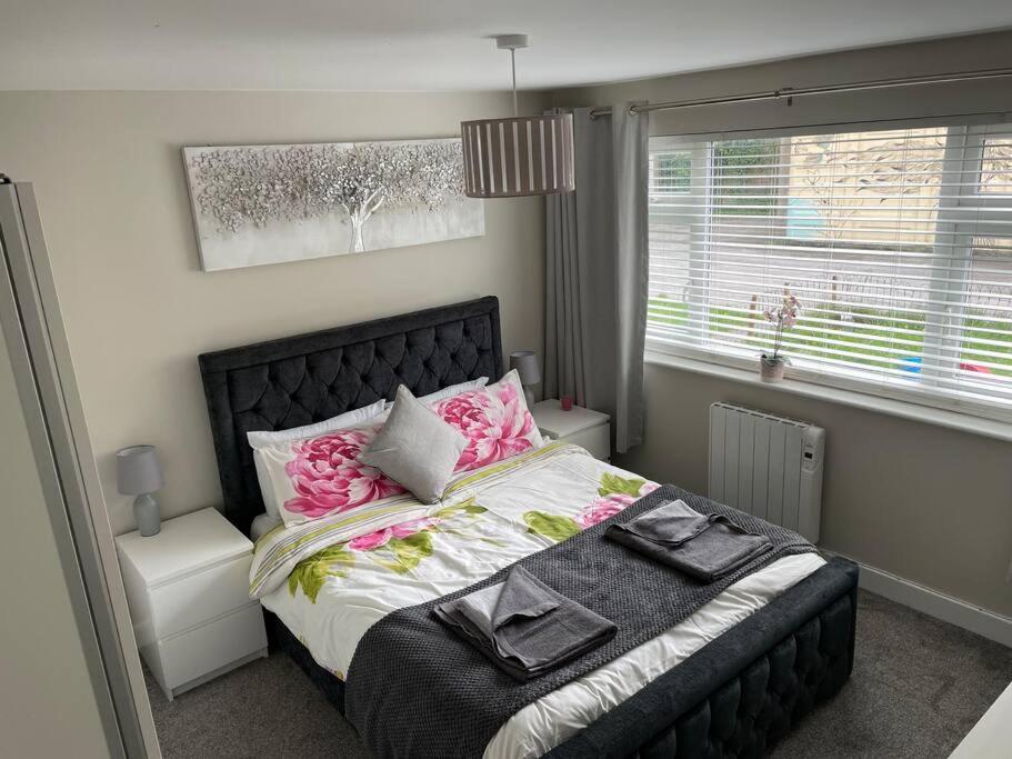 Modern 2BR Flat in Sale - Peaceful Stay in M33 - Great Transport Links 2