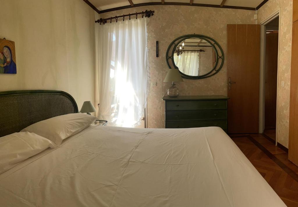 une chambre avec un lit blanc et un miroir dans l'établissement Villa lo Iacono, à Terrasini 33 autres photos