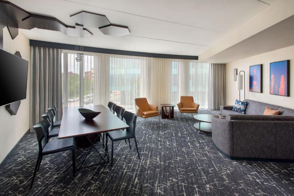 Courtyard by Marriott Philadelphia South at The Navy Yard Image
