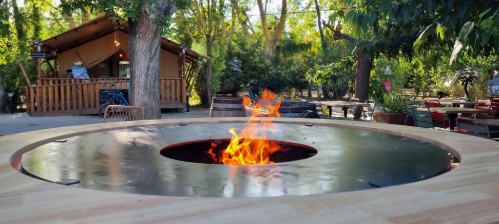 - un foyer extérieur au milieu d'une terrasse dans l'établissement Lodges & Nature - 49, à Avignon