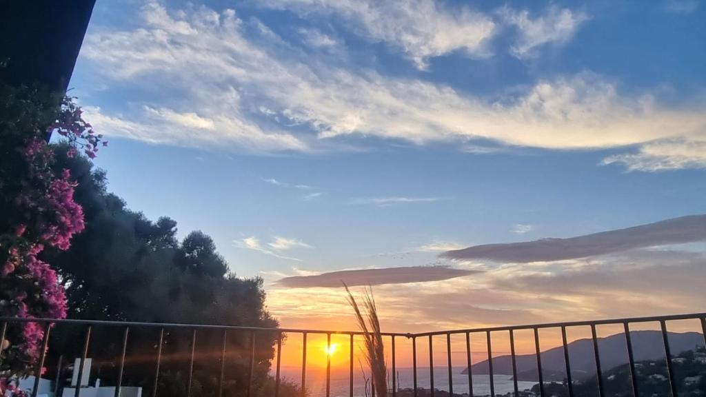 d'un balcon offrant une vue sur le coucher du soleil. dans l'établissement Villetta with heated pool and panoramic view, à Torre delle Stelle