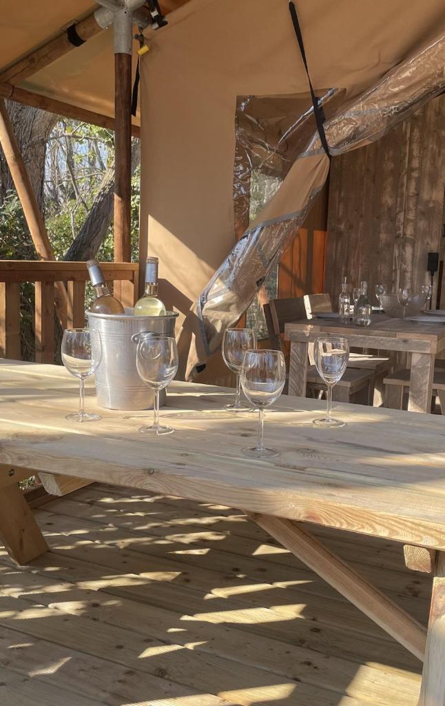 - une table de pique-nique en bois avec des verres à vin dans l'établissement Lodges & Nature - 47, à Avignon
