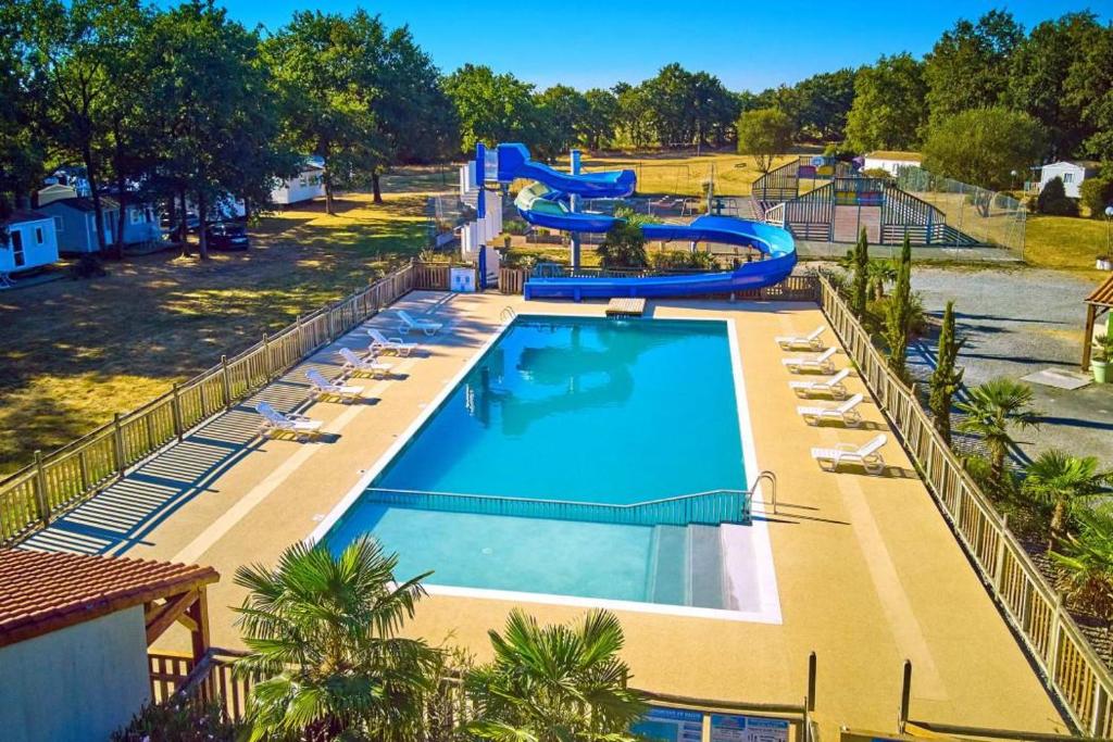 - une vue sur la piscine d'un parc aquatique dans l'établissement Mobil Home 4 pers proche Puy du Fou et Montaigu (Vendée 85), à La Boissière-de-Montaigu