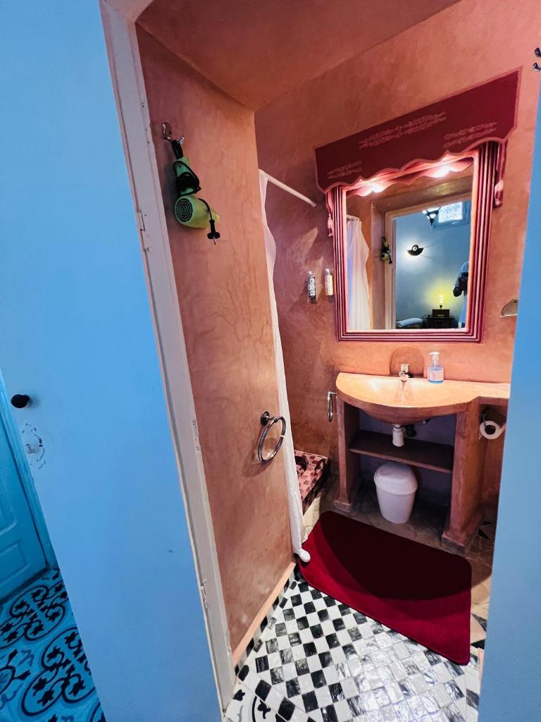 une salle de bain avec un lavabo et un miroir dans l'établissement Riad Al Nour, à Marrakech